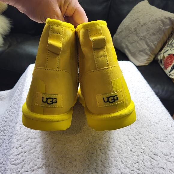 NEW UGG Classic Mini Scatter Graphic boot in yellow bootie US 5 - Picture 2 of 6